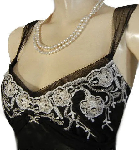 *BEAUTIFUL FLORA NIKROOZ BLACK & SILVER EMBROIDERED SATIN NIGHTGOWN ADORNED WITH A SPARKLING RHINESTONE CLASP - EXTRA LARGE - XL