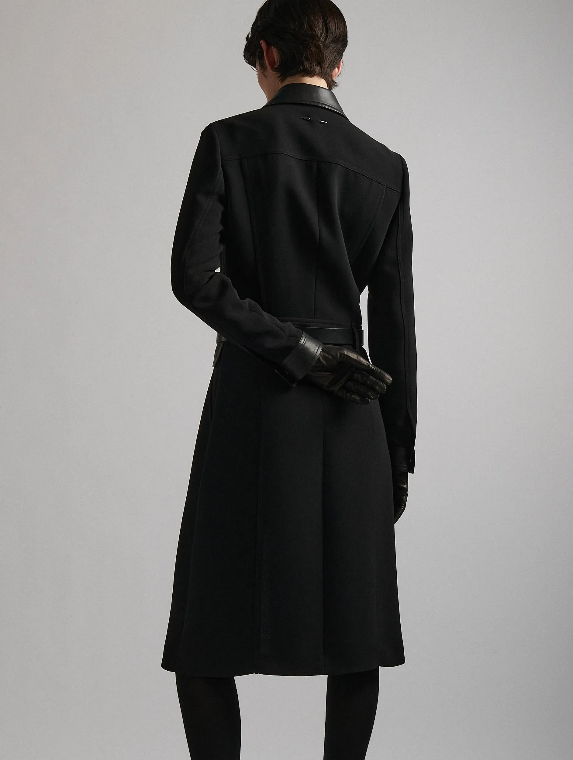 Robe de jour en crêpe noire détails cuir