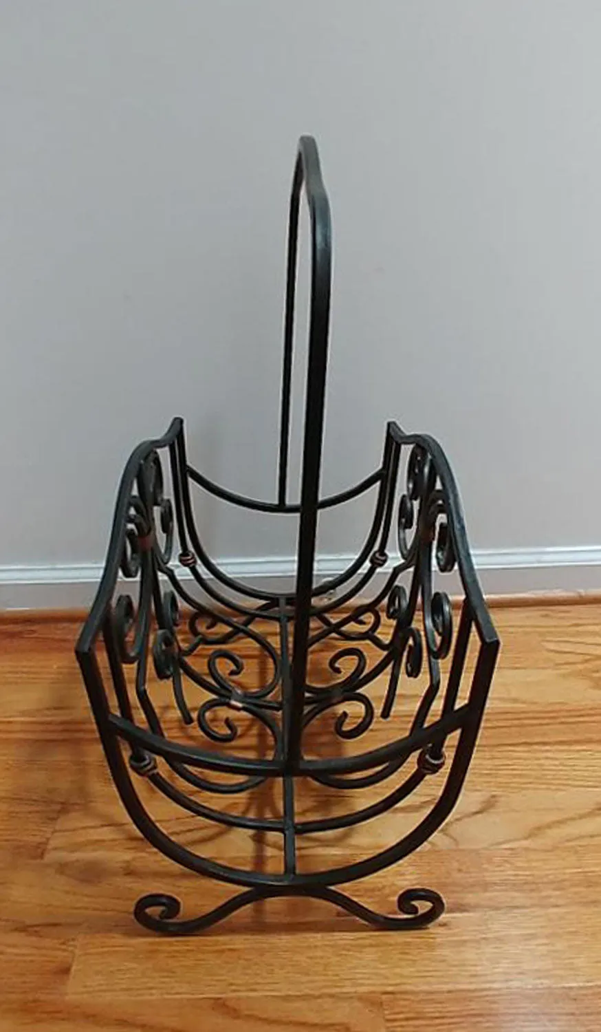 *VINTAGE '70S / '80S ELEGANTLY DESIGNED WROUGHT IRON MAGAZINE RACK FOR NEWSPAPERS, MAGAZINES, FIRE LOGS, BOOKS