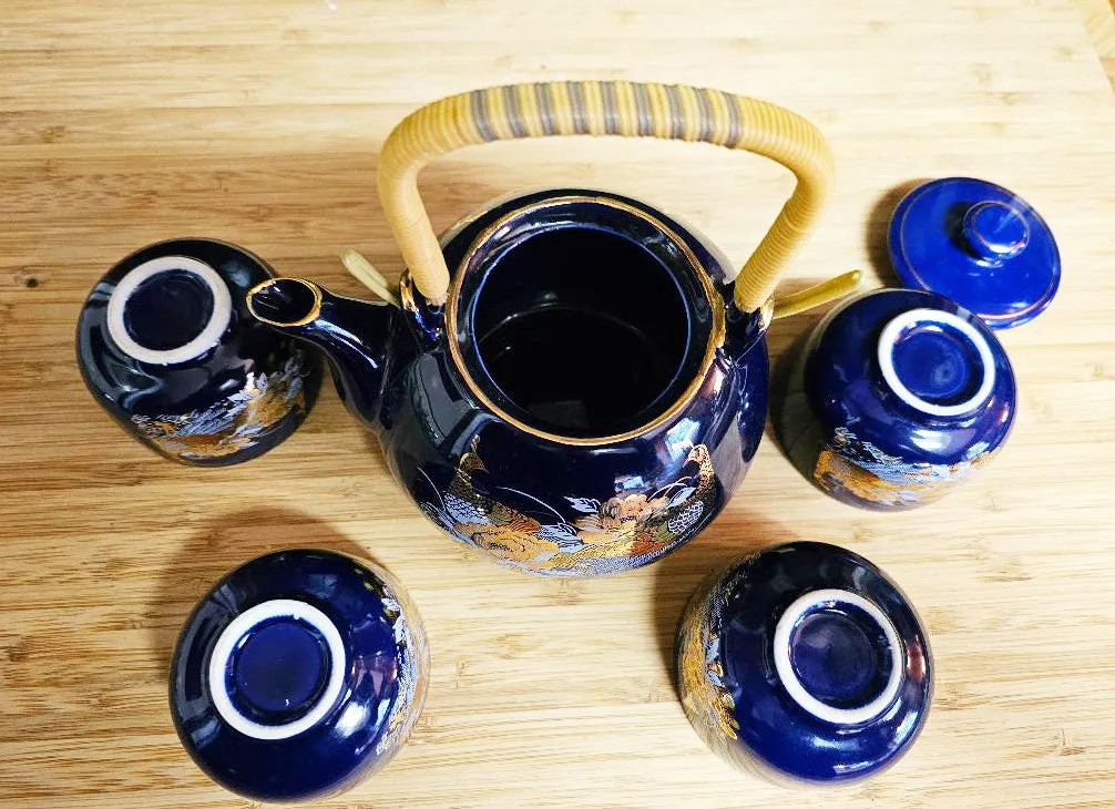 VINTAGE ASIAN CHINESE NAVY AND GOLD FLORAL TEAPOT WITH 4 CUPS - TEA SET