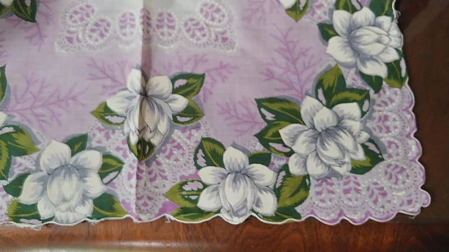 *VINTAGE LARGE WHITE WATER LILY LAVENDER SCALLOPED HANDKERCHIEF HANKIE HANKY