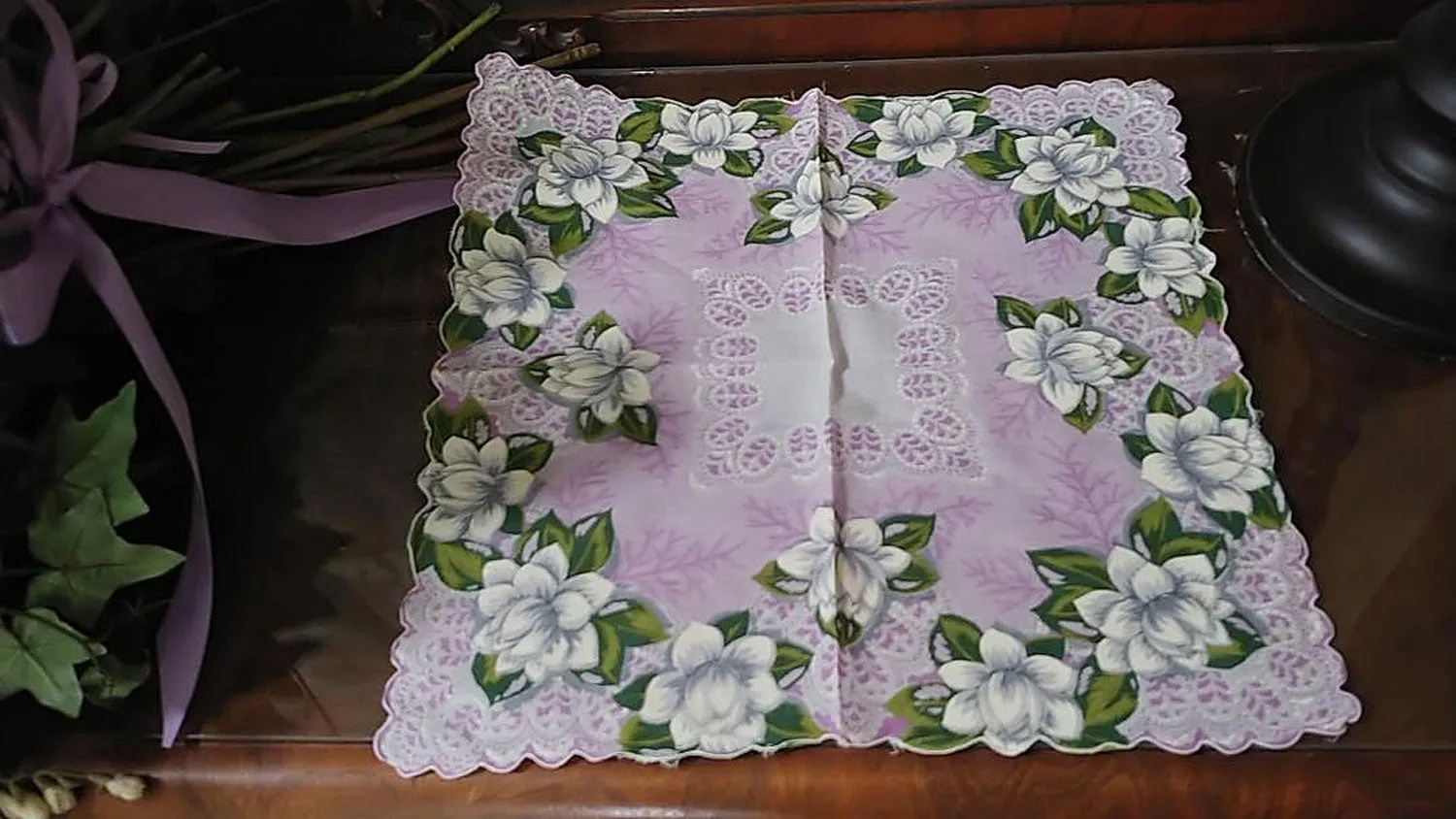 *VINTAGE LARGE WHITE WATER LILY LAVENDER SCALLOPED HANDKERCHIEF HANKIE HANKY